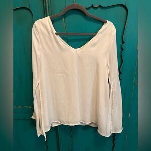 LEITH FLOWY LONG SLEEVE WHITE BLOUSE - SIZE SMALL.  IN GREAT CONDITION